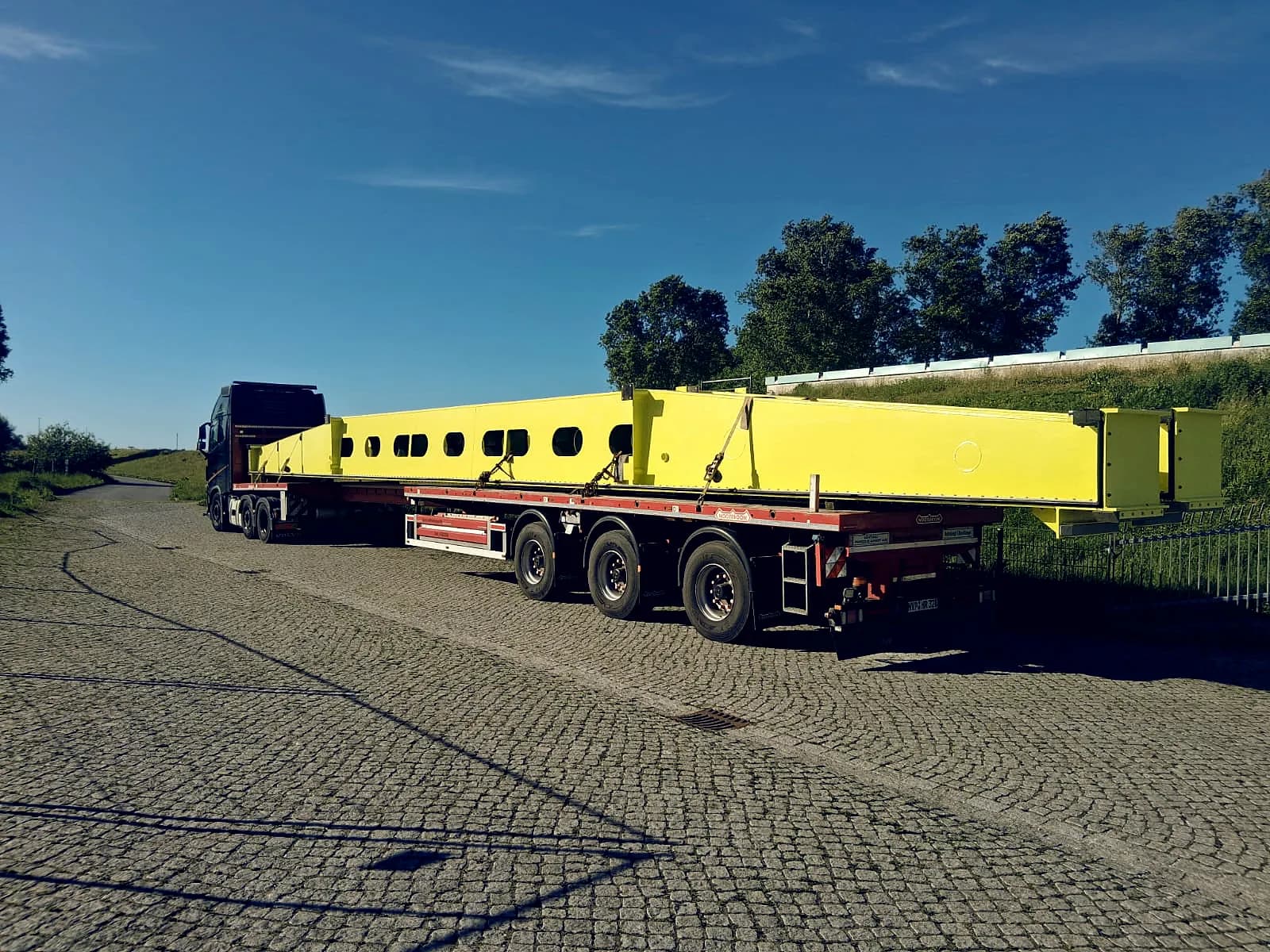 Roock Transporte bei einem Spezialtransport mit Stahlträger
